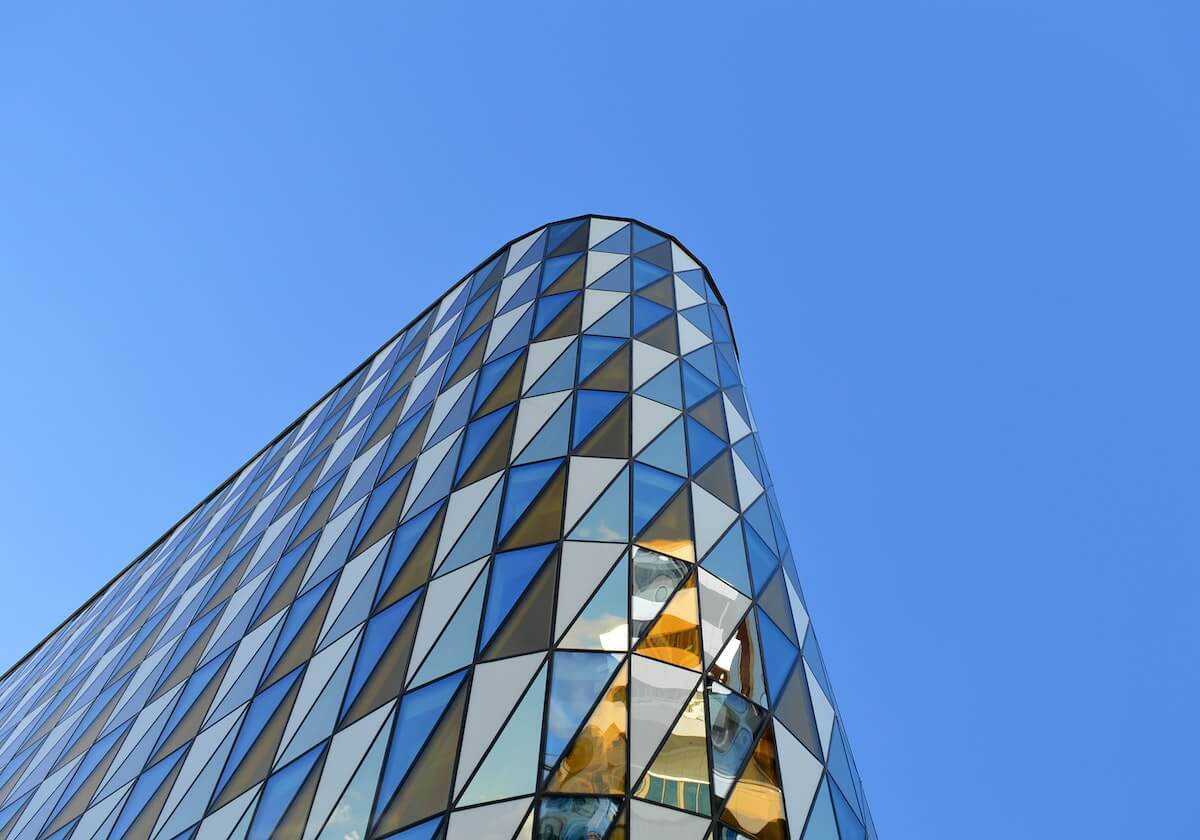 屡禁不止,西班牙人球迷朝场内扔水瓶击中赫罗纳门将加萨尼加